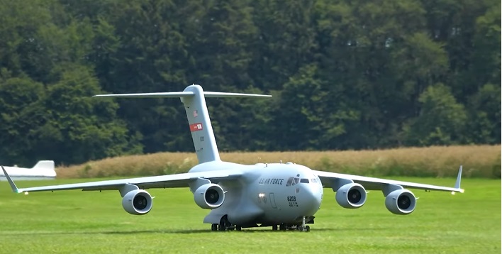 C-17 GLOBEMASTER EM ESCALA 1/8