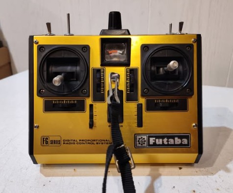 Dois Radios Futaba de 4 e 6 canais completos